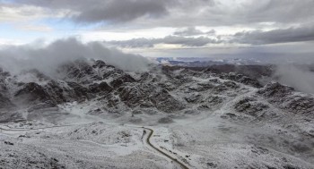 Forte nevicata in Arabia Saudita: spettacolari le immagini della regione di Tabuk