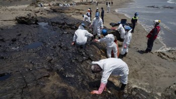 Le spiagge del Perù coperte di petrolio dopo l’eruzione a Tonga