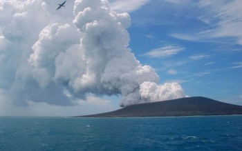 A Tonga erutta un vulcano sottomarino: registrato anche uno tsunami