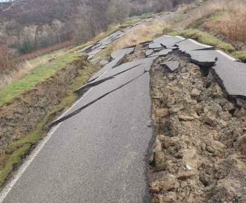 Maltempo in Italia: una frana distrugge una strada in Emilia Romagna