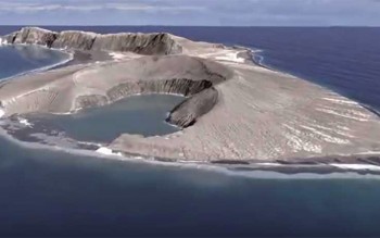 Nel Pacifico si è formata una nuova isola in seguito all’enorme eruzione a Tonga