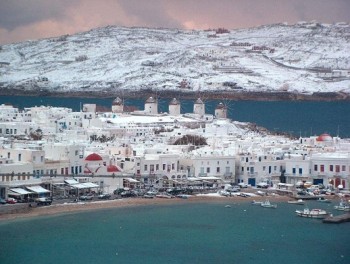 Forti nevicate in Grecia: anche le spiagge ricoperte di bianco