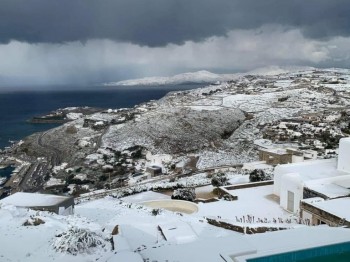 Immagini suggestivi dalla Grecia: anche Mykonos e Santorini ricoperte di neve