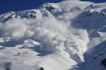 Una valanga travolge un gruppo di quattro sciatori sulle Alpi: un morto e un ferito