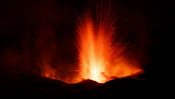 L’Etna torna ad eruttare: spettacolari le immagini che raffigurano le fontane di lava