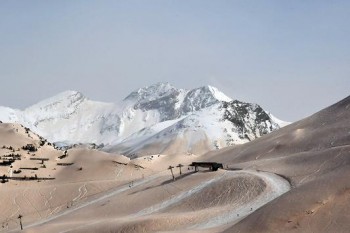 Non solo i cieli, la sabbia proveniente dal Sahara ha dipinto di arancione anche la neve dei Pirenei!