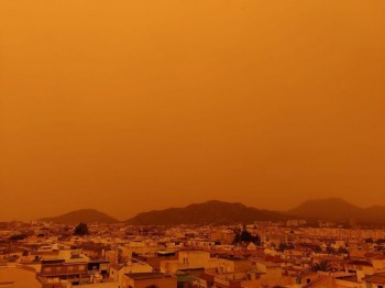 Immagini stupefacenti dalla Spagna: una nube di sabbia desertica colora di rosso il cielo