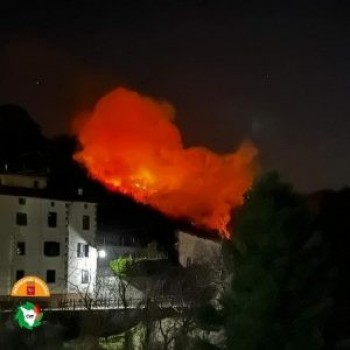 Incendi in Italia: dopo Belluno, a bruciare sono i boschi toscani della Garfagnana