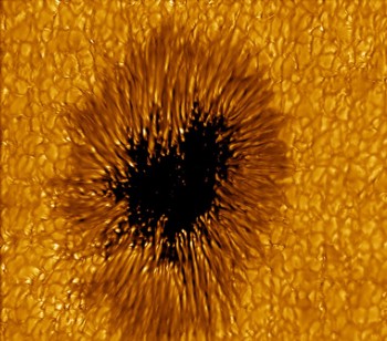 Questa macchia solare gigantesca potrebbe inghiottire il nostro pianeta