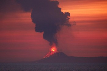 Violenta eruzione in Indonesia: il vulcano Anak Krakatoa esplode creando una colonna di fumo alta 3 km