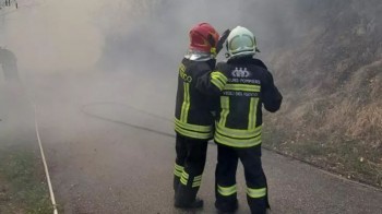 Incendio in Valle d’Aosta: il vento sta alimentando le fiamme nei boschi tra Nus e Verrayes