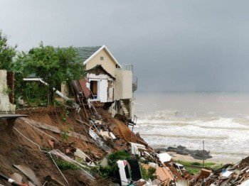 Il bilancio dell’alluvione che ha colpito il Sudafrica continua ad aggravarsi: 443 le vittime