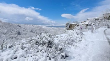 Un’ondata di freddo e neve colpisce l’Italia: immagini spettacolari dagli Appennini