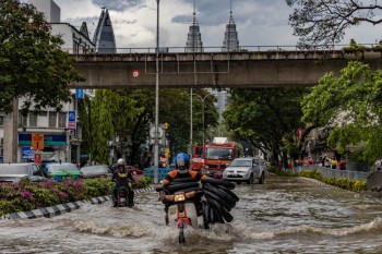 Forte maltempo in Malesia: le strade diventano fiumi a Kuala Lumpur