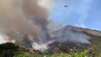 Incendio a Stromboli: domate le fiamme, ma i danni sono notevoli