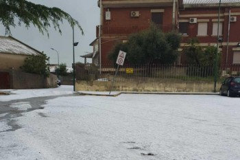 Forte maltempo in Sardegna: le strade si ricoprono di grandine nel Cagliaritano