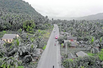 Eruzione del vulcano Bulusan nelle Filippine, città avvolte nella cenere